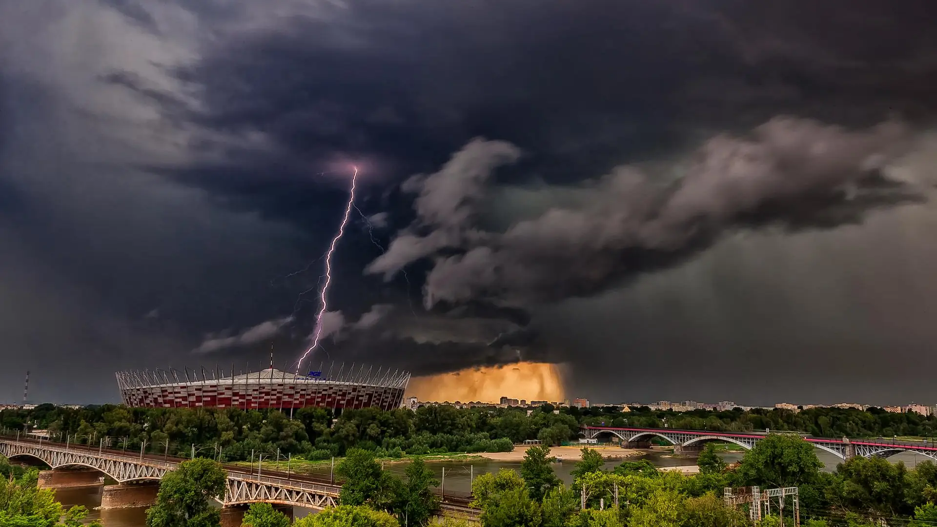 Widowiskowa burza nad Narodowym. O takim zdjęciu marzy każdy fotograf