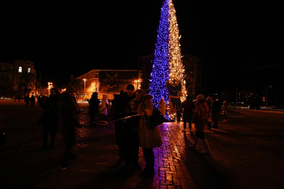 Božićna jelka osvetljena uz pomoć generatora tokom isključenja struje u Kijevu 20. decembra