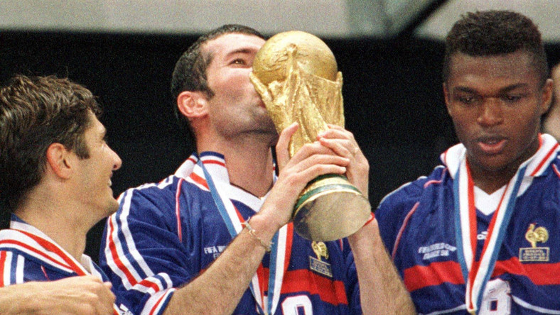 Zinedine Zidane całujący trofeum po wygranej 3:0 z Brazylią w finale mistrzostw świata w 1998 roku