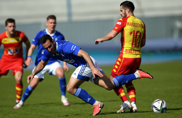 Piłkarz drużyny Wisła Płock Angel Garcia Cabezali (L) i Maciej Makuszewski (P) z zespołu Jagiellonia Białystok podczas meczu Ekstraklasy, na stadionie im. Kazimierza Górskiego