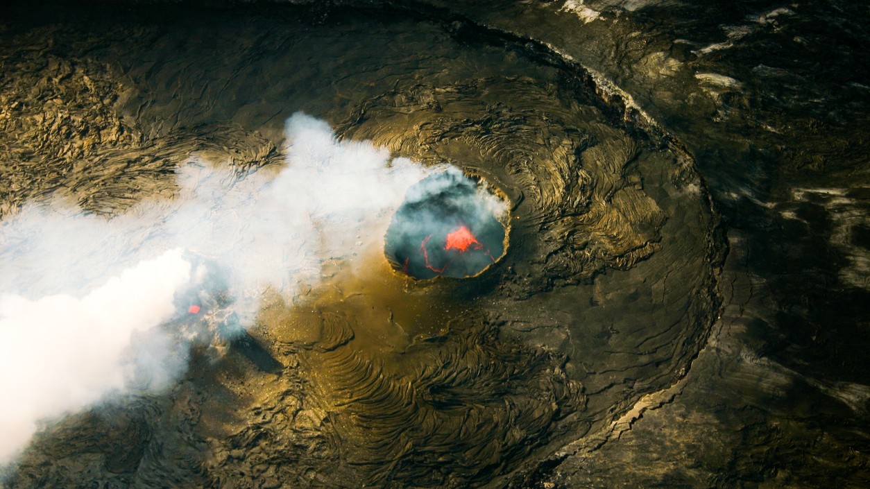 Detail lávového poľa sopky Kīlauea na Havaji s charakteristickými štruktúrami stuhnutej lávy. Vedci nedávno zaznamenali pod touto aktívnou sopkou presun magmy, približne 130 zemetrasení a vznik nových prasklín v zemskom povrchu. (Ilustračný obrázok)