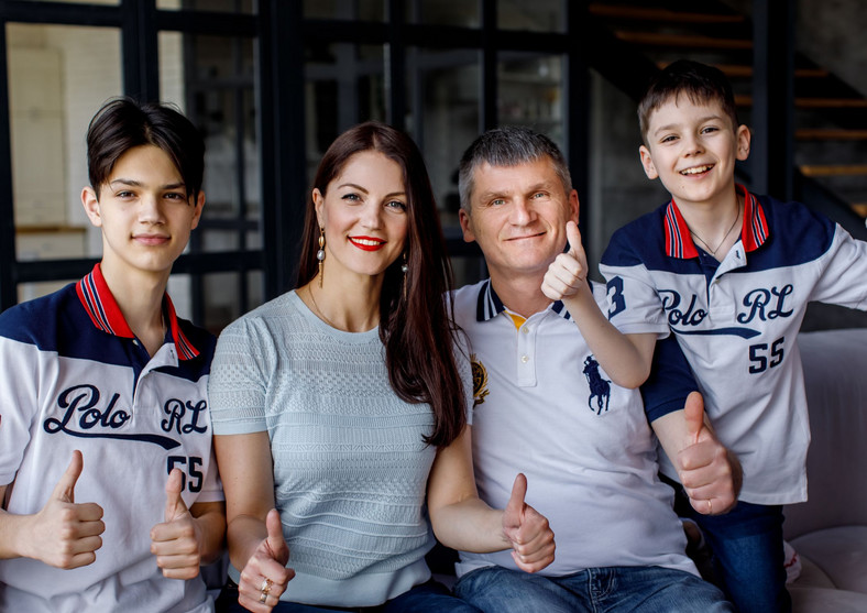 Iana Lutska z mężem i synami