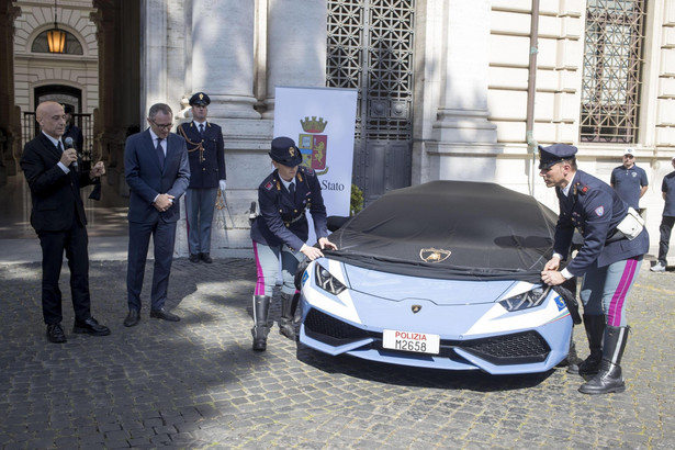 Lamborghini Huracan to nie pierwszy model tej marki w służbie włoskiej policji. Koncern wspiera włoska policję od w 2004 roku. Wtedy do rzymskiej drogówki trafiło pierwsze Lamborghini Gallardo. Model Gallardo jeździ też w barwach Bolonii, natomiast komenda w Lazio dysponuje modelem Gallardo LP 560. EPA / MASSIMO PERCOSSI Dostawca: PAP / EPA.