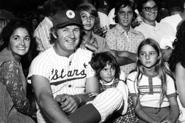 OVAKO DANAS IZGLEDAJU ĆERKE DŽINA HEKMANA, nakon DECENIJA ILEGALE: "Pustile su OCA DA UMRE, ne tuguju posle njegove smrti", brutalno ih prozivaju, da li je ISTINA na njihovoj strani?