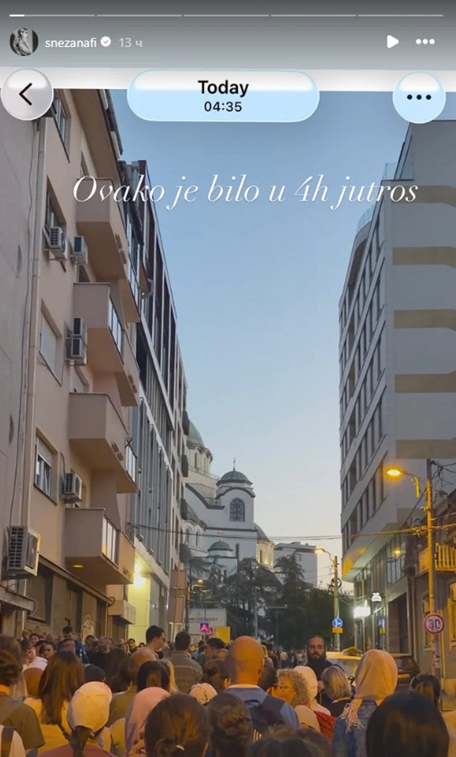 Milan i Snežana sa vernicima čekali red
