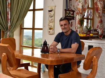 POBEGAO IZ BEOGRADA NA KOSMAJ: Naš pevač napravio raj daleko od grada, sam uredio ceo enterijer, a pogled sa terase ostavlja bez daha