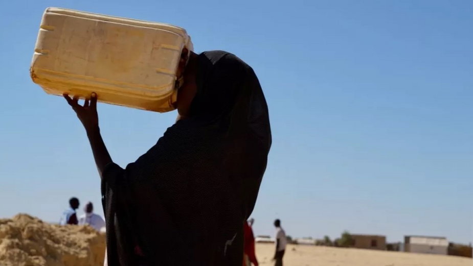 Jak pomóc ludziom mieszkających w tych regionach świata, gdzie wody nigdy nie było dużo, a teraz – z powodu katastrofy klimatycznej – jest jej jeszcze mniej? Na zdjęciu dziewczynka z Nigru, państwa położonego na Saharze. fot. Giles Clarke/Getty Images