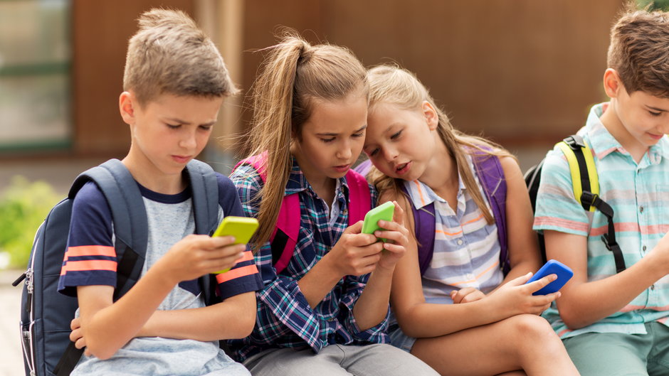 Uczniowie z telefonami komórkowymi