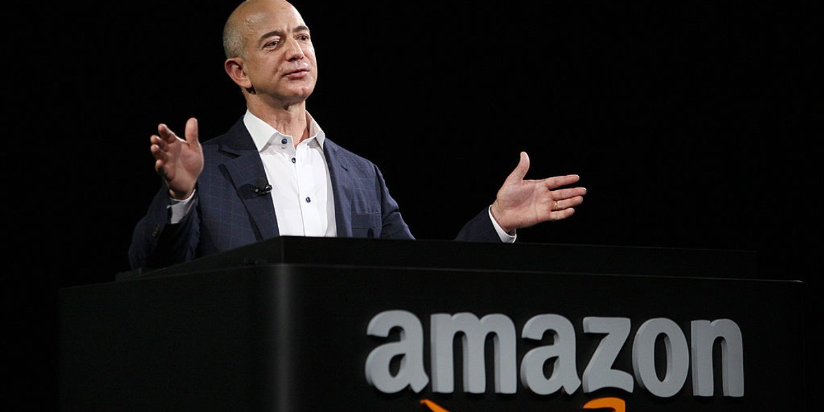 Co roku Jeff Bezos sprzedaje akcje Amazona za 1 mld dolarów