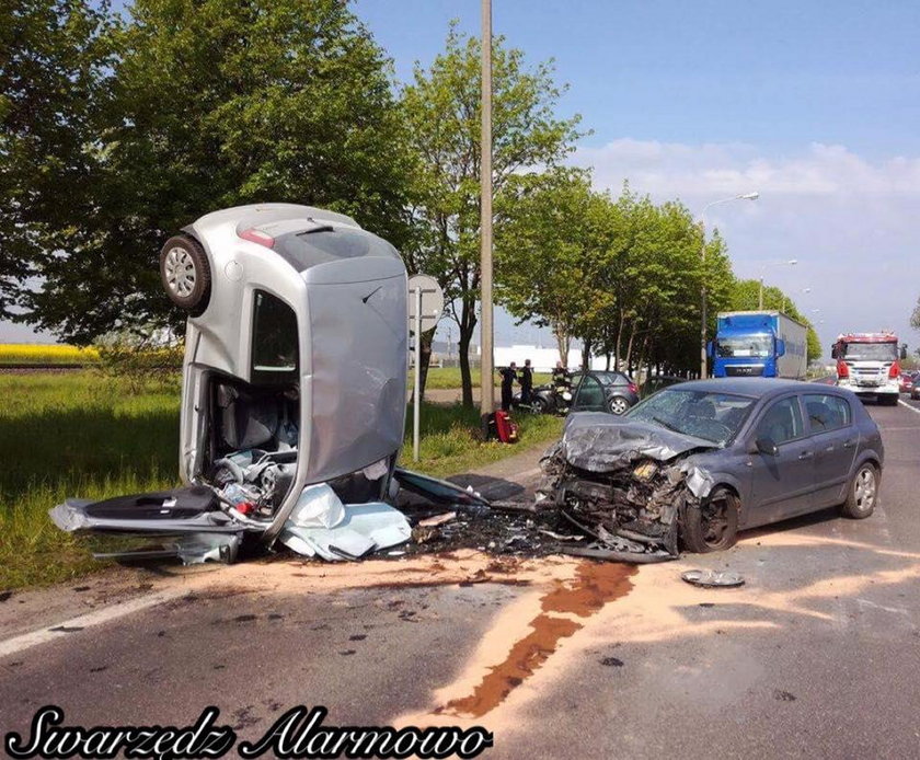 Jechał pod prąd i w samej bieliźnie. Spowodował wypadek