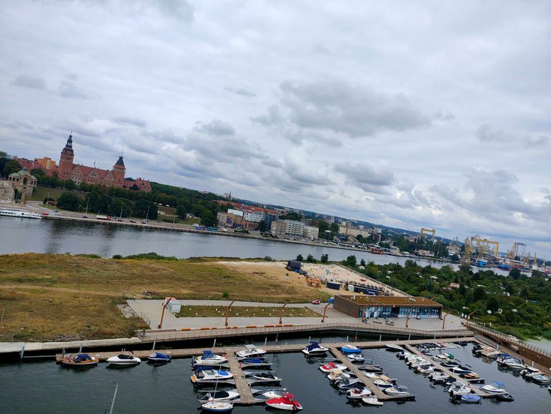 Śródmiejski odcinek Odry w Szczecinie. Wciąż widać śnięte ryby