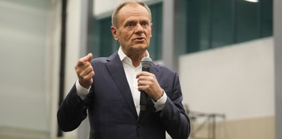 Tusk zaatakowany podczas spotkania w Piasecznie. "Na czym polega pana miłość do Polski?" [WIDEO]