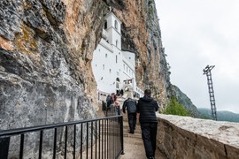 Milica je sa 20 ABORTIRALA, nije smela da uđe u CRKVU - plašila se da će joj govoriti "grešnica, grešnica", a onda joj se ukazao Sveti Vasilije Ostroški! "Dobro je što si napokon došla"