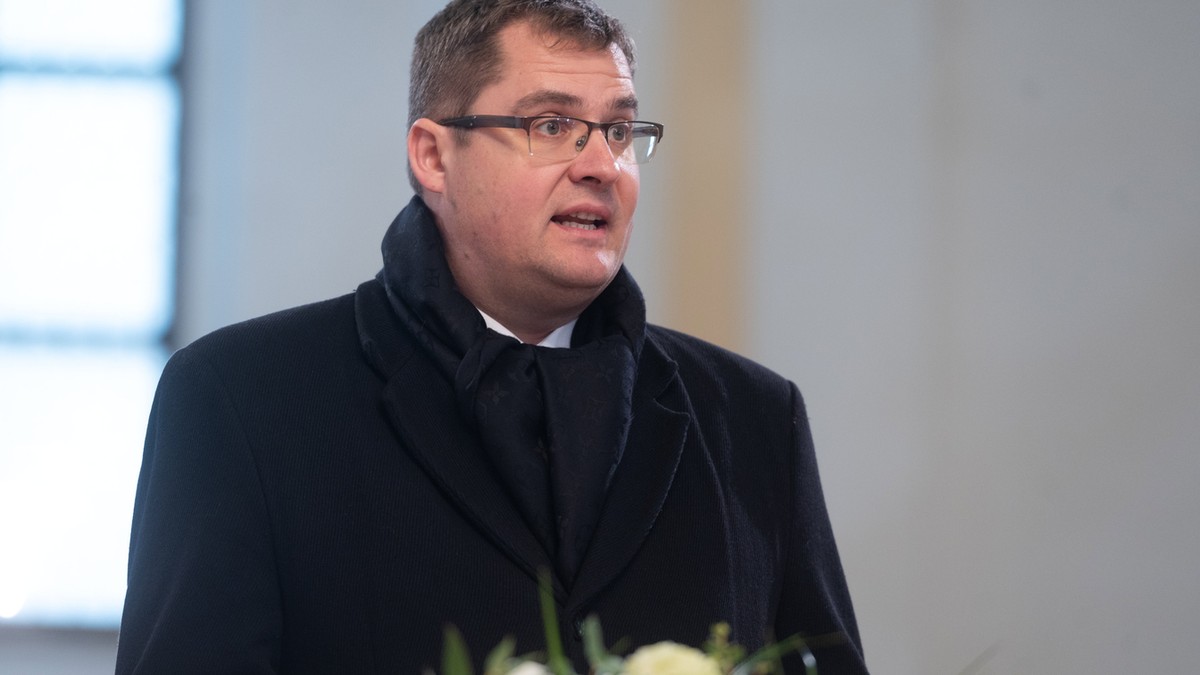 Orbán titkára, a legnagyobb titkok tudója a lemondásával poénkodott a Facebookon