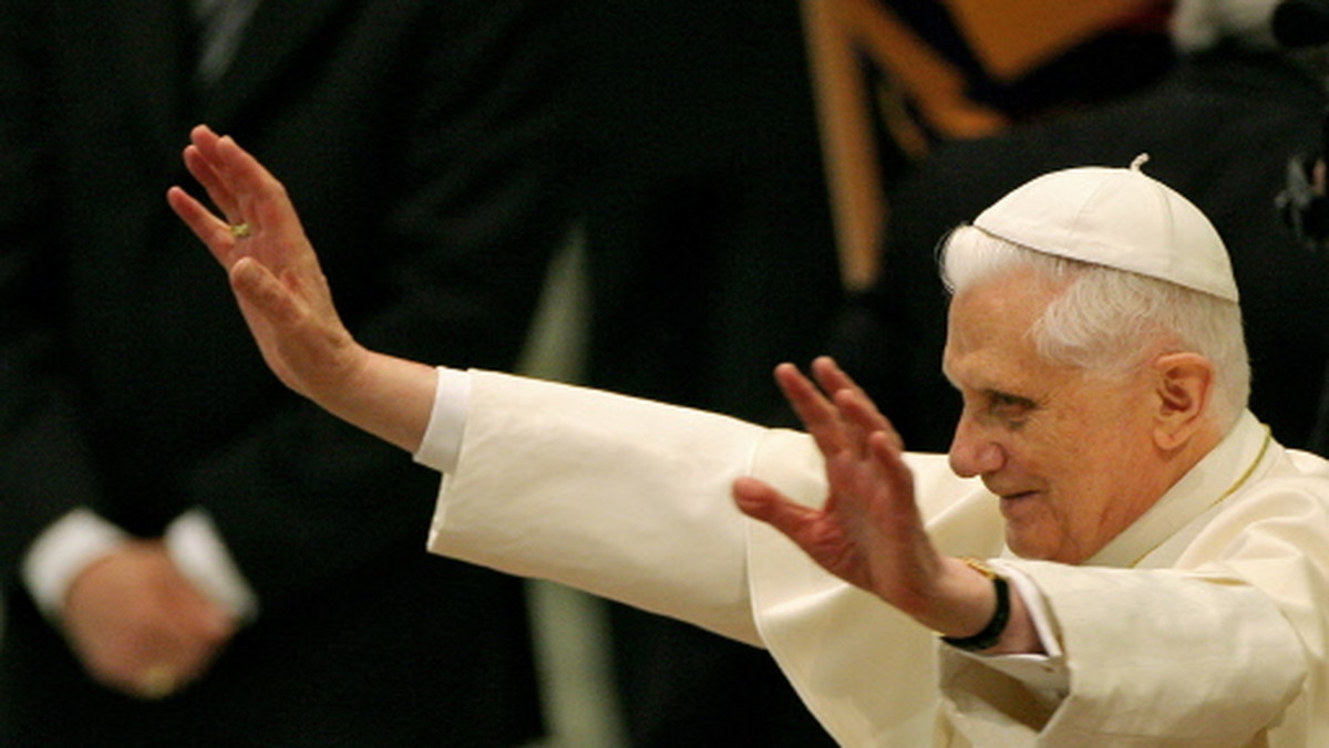 Papież Benedykt XVI podczas przemówienia w Watykanie przypomniał stanowisko Kościoła w sprawie osób homoseksualnych i ostrzegł, że "ludzkości grozi zagłada". Wypowiedzi papieża wywołały złość w środowiskach homoseksualnych - informuje serwis CNN.