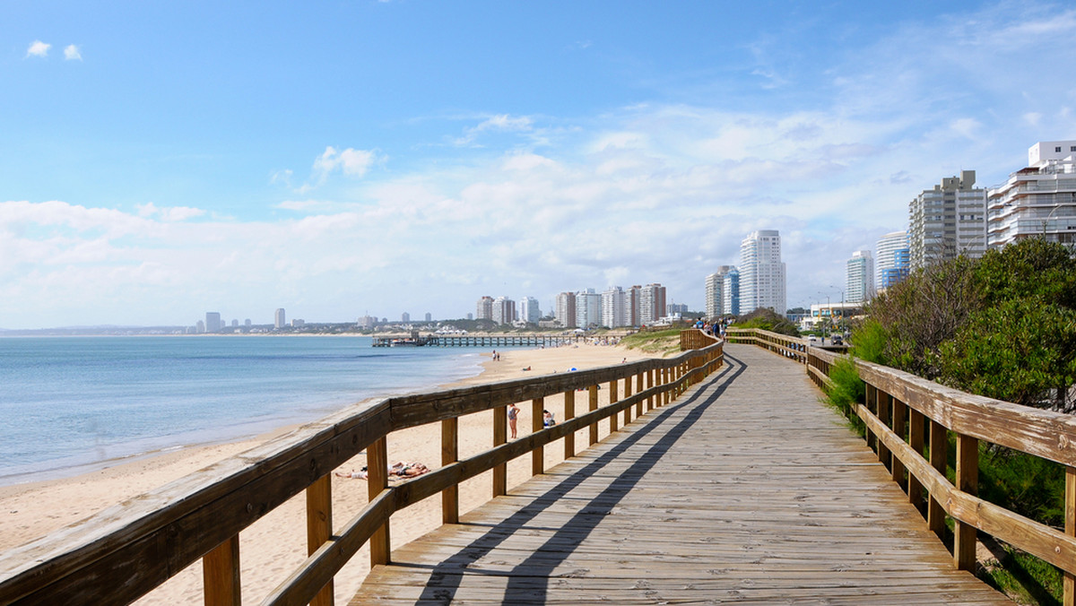 Trzeci etap żeglarskich regat samotników dookoła świata Velux 5 Oceans zakończy się w Punta del Este w Urugwaju, a nie jak wcześniej zaplanowano w brazylijskim Salvadorze - poinformowali organizatorzy. Jego początek zaplanowano na 6 lutego w Wellington.