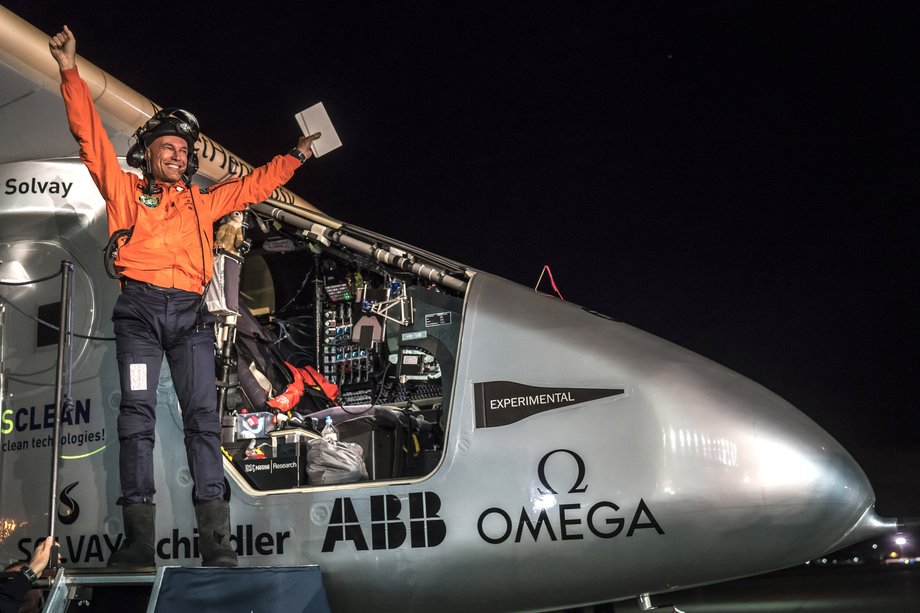 Bertrand Piccard cieszy się po pokonaniu Pacyfiku