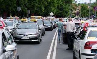 Warszawa: Protest taksówkarzy przeciw Uberowi