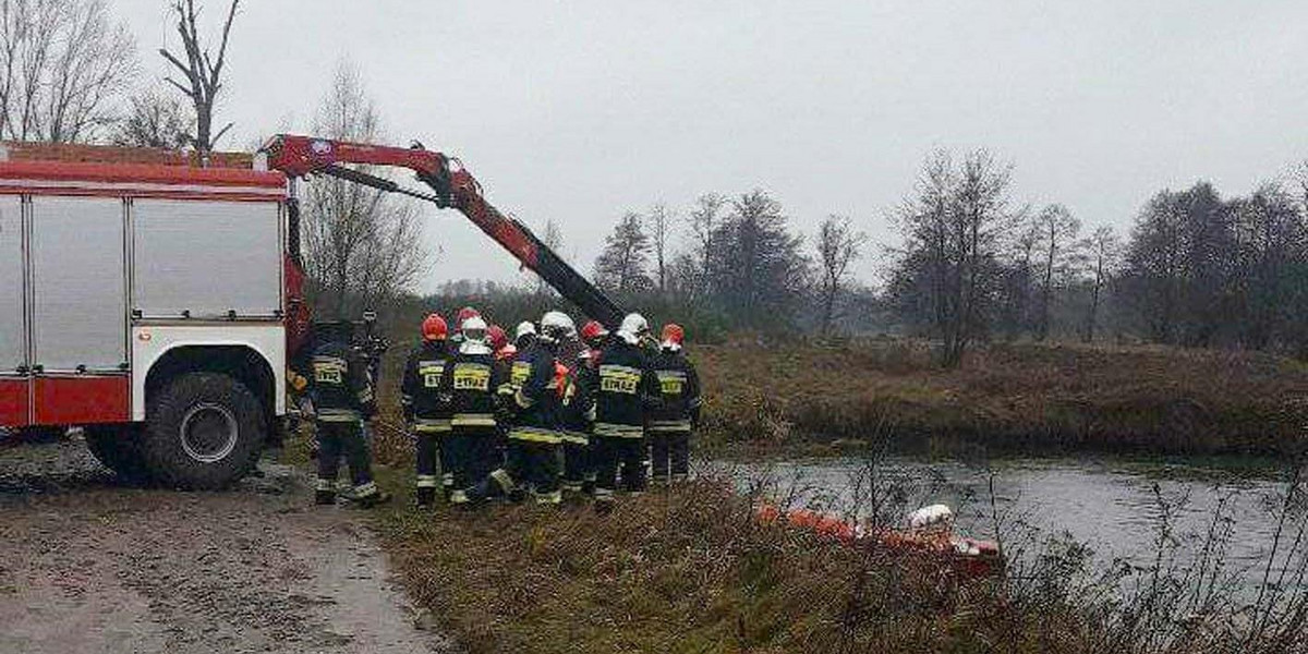 Samochód wpadł do rzeki niedaleko Skierniewic. Nie żyje 29-latek