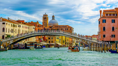 Turysta skoczył z mostu z deską surfingową do Canal Grande