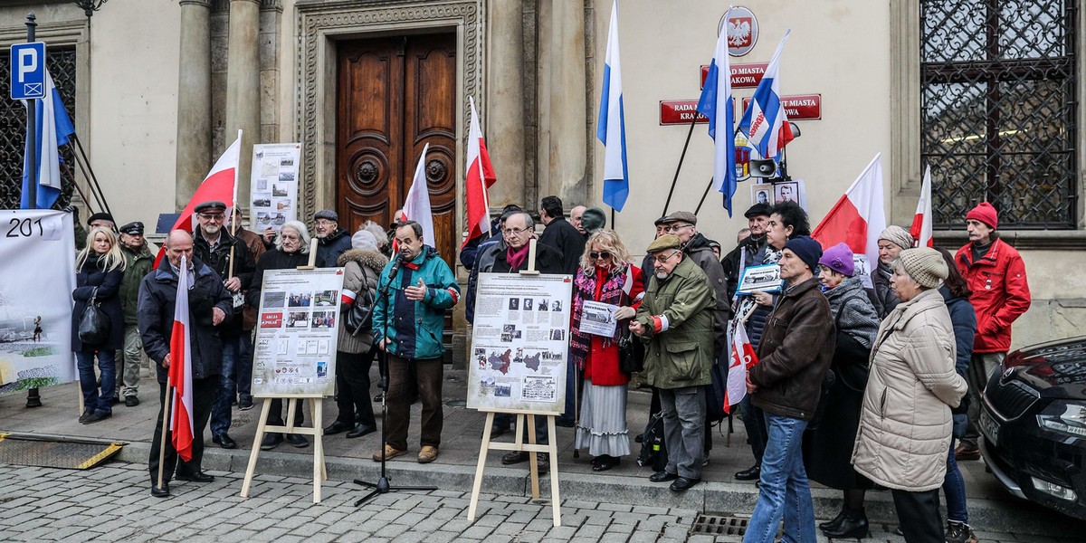 Kombatanci protestują pod magistratem 