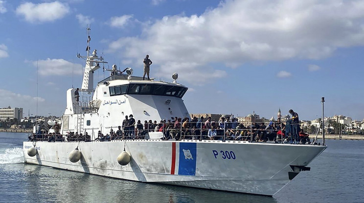 A Nemzetközi Migrációs Szervezet által közreadott képen Európába tartó illegális bevándorlókat szállítanak vissza Líbiába Tripolinál 2021. július 21-én. A líbiai parti őrség négy, migránsokat szállító csónakot tartóztatott fel az ENSZ egyik munkatársa szerint. A migránsok azt közölték, hogy korábban az egyik csónakból húsz társuk a tengerbe esett és feltehetőleg megfulladt.MTI/AP/Nemzetközi Migrációs Szervezet