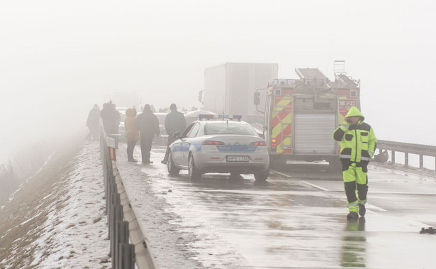 Gołoledź na drogach. Na trasie S17 zderzyło się 12 samochodów