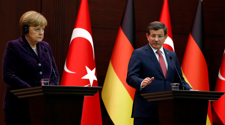 Merkel és Davutoglu - Az EU tagállamok vezetőinek sikerült megállapodniuk /Fotó: Norhfoto