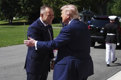 Karol Nawrocki przywitany przez Donalda Trumpa w Białym Domu