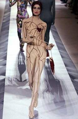 Az extrém tervező, Jean Paul Gaultier is megalkotta a maga kis szívét 2003-as Couture bemutatójára.