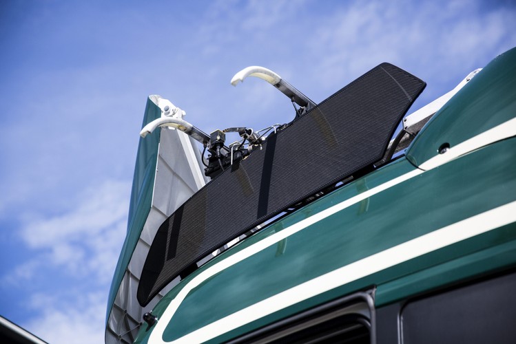 Auto poruszają się po drodze nad którą zamontowano sieć trakcyjną, która dostarcza im energii elektrycznej w taki sam sposób jak w przypadku trolejbusów. Fot.Scania.com