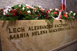 Sarkofag Lecha i Marii Kaczyńskich w krypcie pod Wieżą Srebrnych Dzwonów na Wawelu w Krakowie