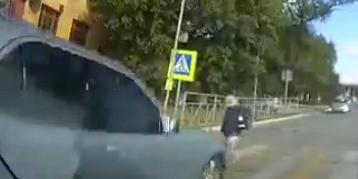 Matka puściła dziecko wprost pod auto. Przerażające nagranie