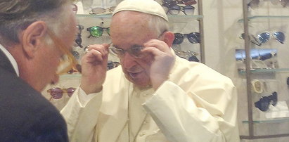 Papież u optyka. Zobacz jego nowe okulary!