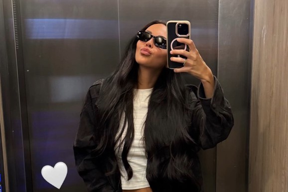 KAO DA NIJE RODILA DVOJE DECE! Ova vatrena crnka je udata za unuka Šabana Šaulića: Aleksandra pozirala sa golim stomakom i oduševila