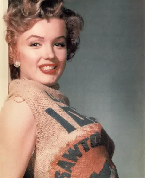 Do sukienki zrobionej z worka, Marilyn pomalowała usta na czerwono i założyła diamentowe kolczyki