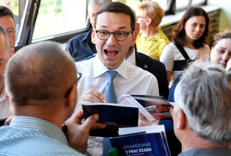 Premier Mateusz Morawiecki podczas spotkania z mieszkańcami w budynku I Liceum Ogólnokształcącego im. Mikołaja Reja w Jędrzejowie.