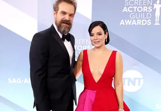 David Harbour i Lily Allen wzięli ślub w Vegas. Ceremonię uczcili hamburgerem