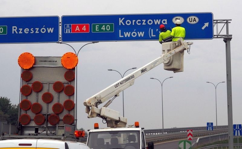 Nazwy zagranicznych miast na znakach drogowych będą zapisywane w języku polskim i w języku oryginalnym. Na wymianę oznakowania zarządcy będą mieli czas do końca 2028 r.