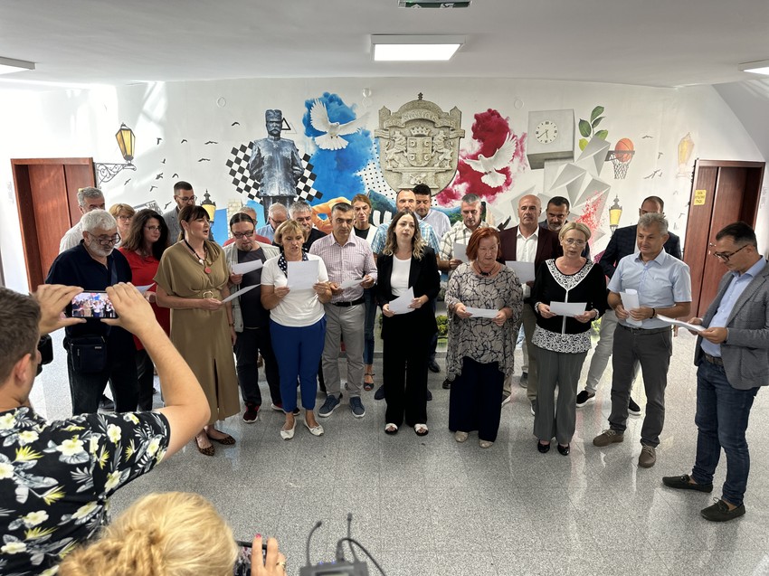 Opozicioni odbornici položili su zakletvu u hodniku skupštine