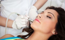 Byle gdzie - byle zrobić. Polacy coraz chętniej - i nierozsądnie (sic!) - korzystają z medycyny estetycznej...