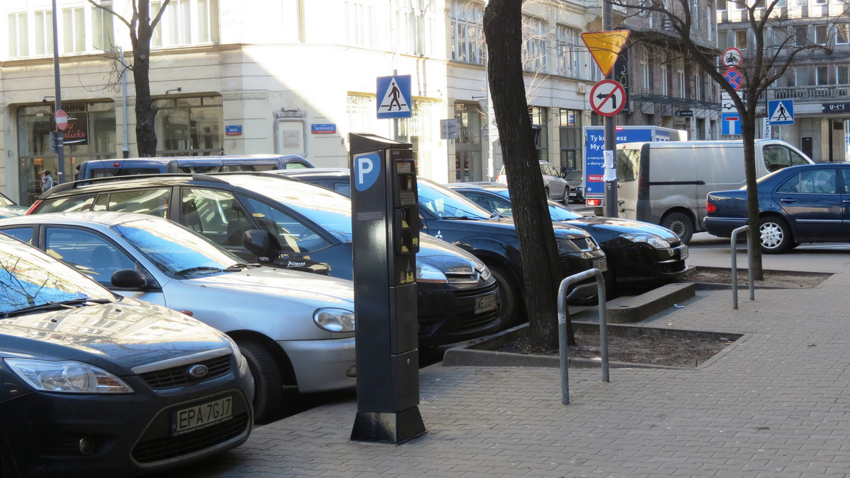 Jeszcze tylko dzisiaj można płacić za parkowanie w stolicy przy pomocy Warszawskiej Karty Miejskiej. Od wtorku, 24 lutego, będzie to niemożliwe. Związane to jest z wymianą parkomatów na nowe. – Nie chcemy, by kierowcy mieli mętlik w głowie – tłumaczy Zarząd Dróg Miejskich.