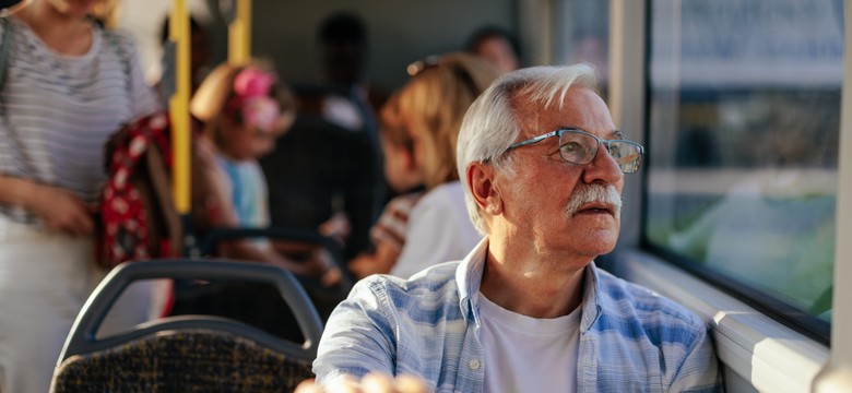 Ulgi na komunikację miejską i krajową dla seniorów. Jakie warunki trzeba spełnić, żeby skorzystać z ulg?