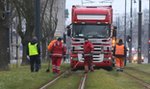 TIR na torowisku w Łodzi. Policja: miał cofnięty licznik?