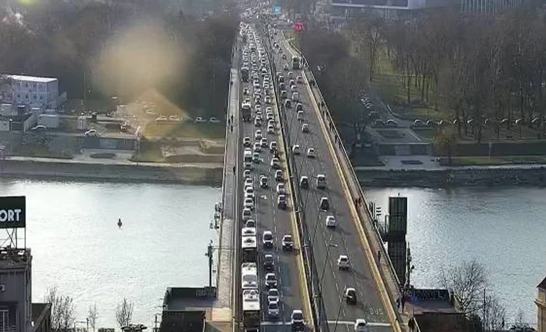Gužva na Brankovom mostu u smeru ka gradu