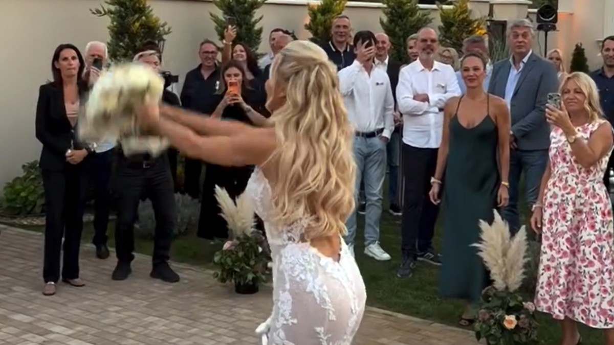 EVO KO JE UHVATIO BIDERMAJER NA SVADBI JELENE JOVIČIĆ Buket završio u rukama čuvene glumice (66), gosti u transu, oduševila sve svatove (Video)