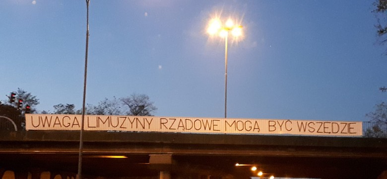 Poznań: Transparent ostrzega przed limuzynami rządowymi