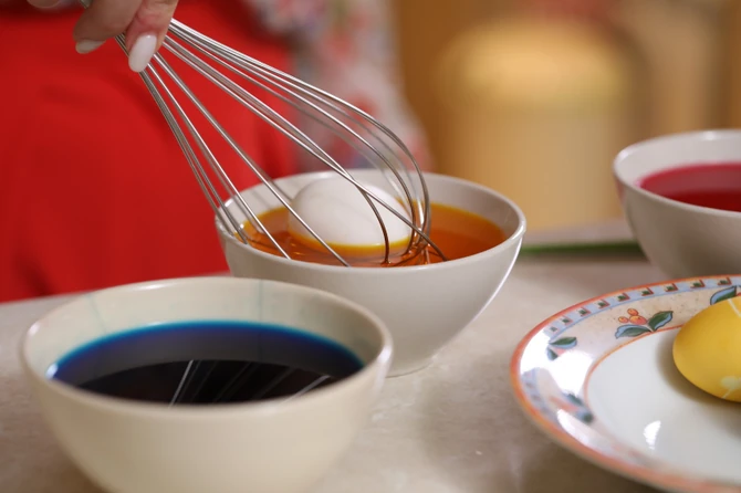 Farbanje jaja uz pomoć žice za mućenje