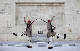 Grecja się ugina, ale daleko do porozumienia z UE