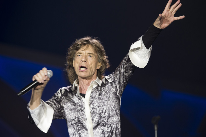 Stonesi zawiesili tournée w marcu na wieść o samobójstwie partnerki życiowej Micka Jaggera – L'Wren Scott. Muzycy odwołali wówczas koncerty w Australii i Nowej Zelandii. Mają tam wrócić w październiku i listopadzie